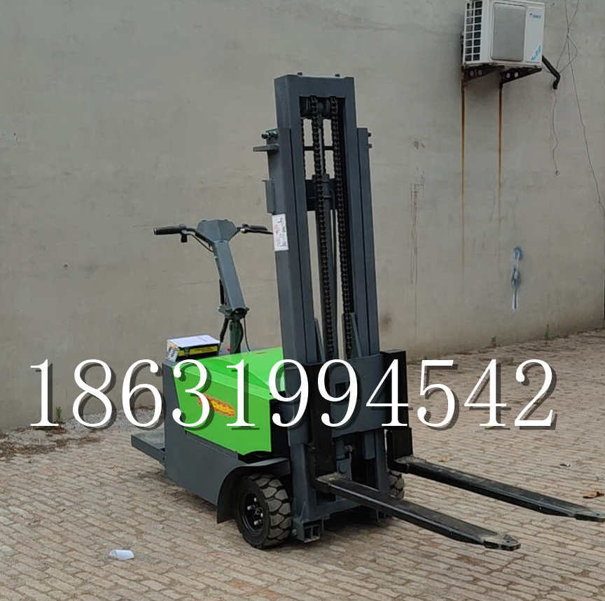 汪清县优程全电动叉车插腿式堆高车液压装卸车1.5吨升高小型站驾式铲车